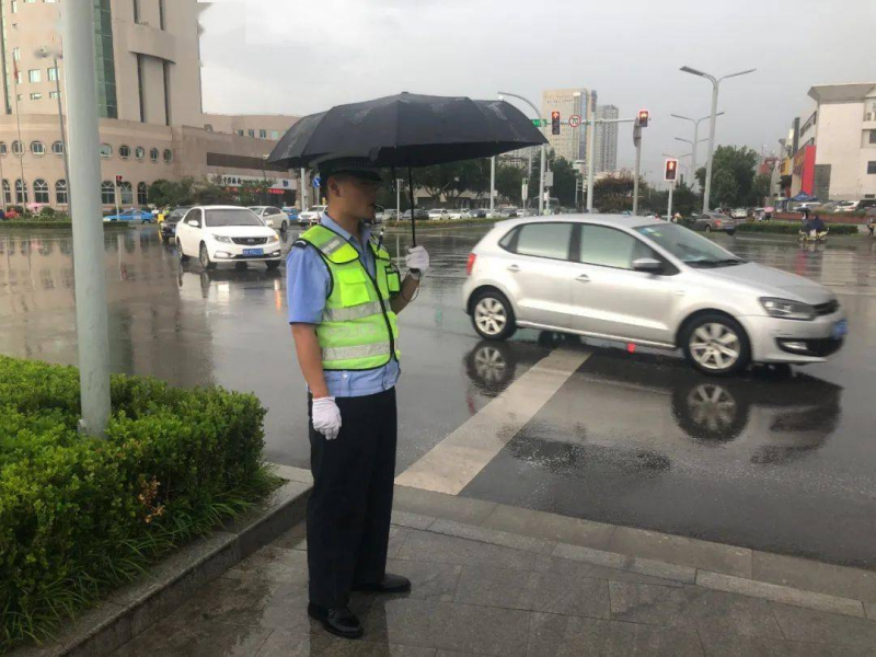 交警雨傘
